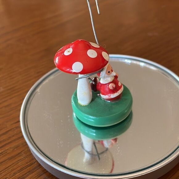 Tiny vintage Goula Spain wooden Santa under a toadstool - Picture 3 of 7